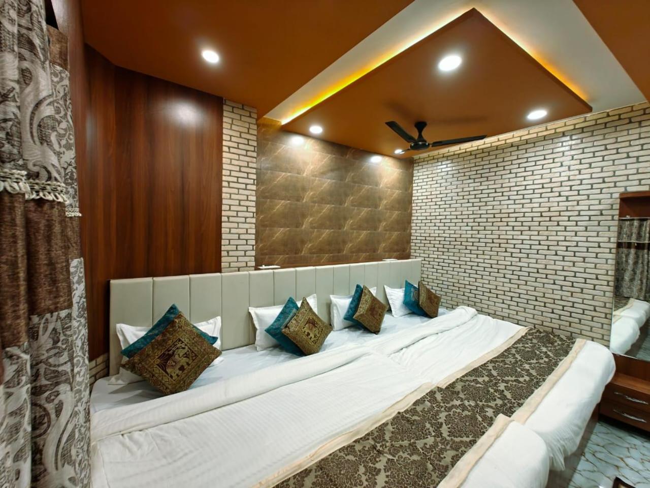 Shri Kailash Pati Guest House- Opposite Kashi Vishwanath Temple Varanasi Bagian luar foto