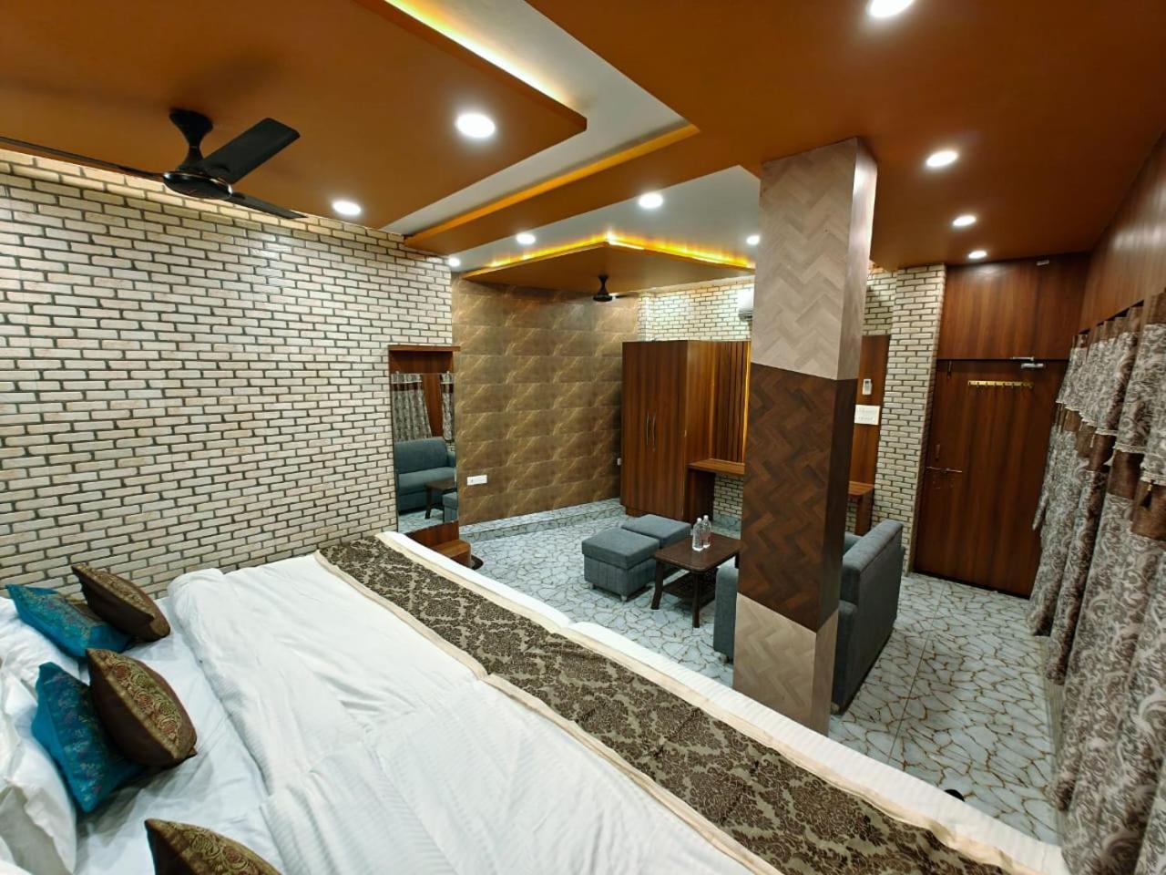 Shri Kailash Pati Guest House- Opposite Kashi Vishwanath Temple Varanasi Bagian luar foto
