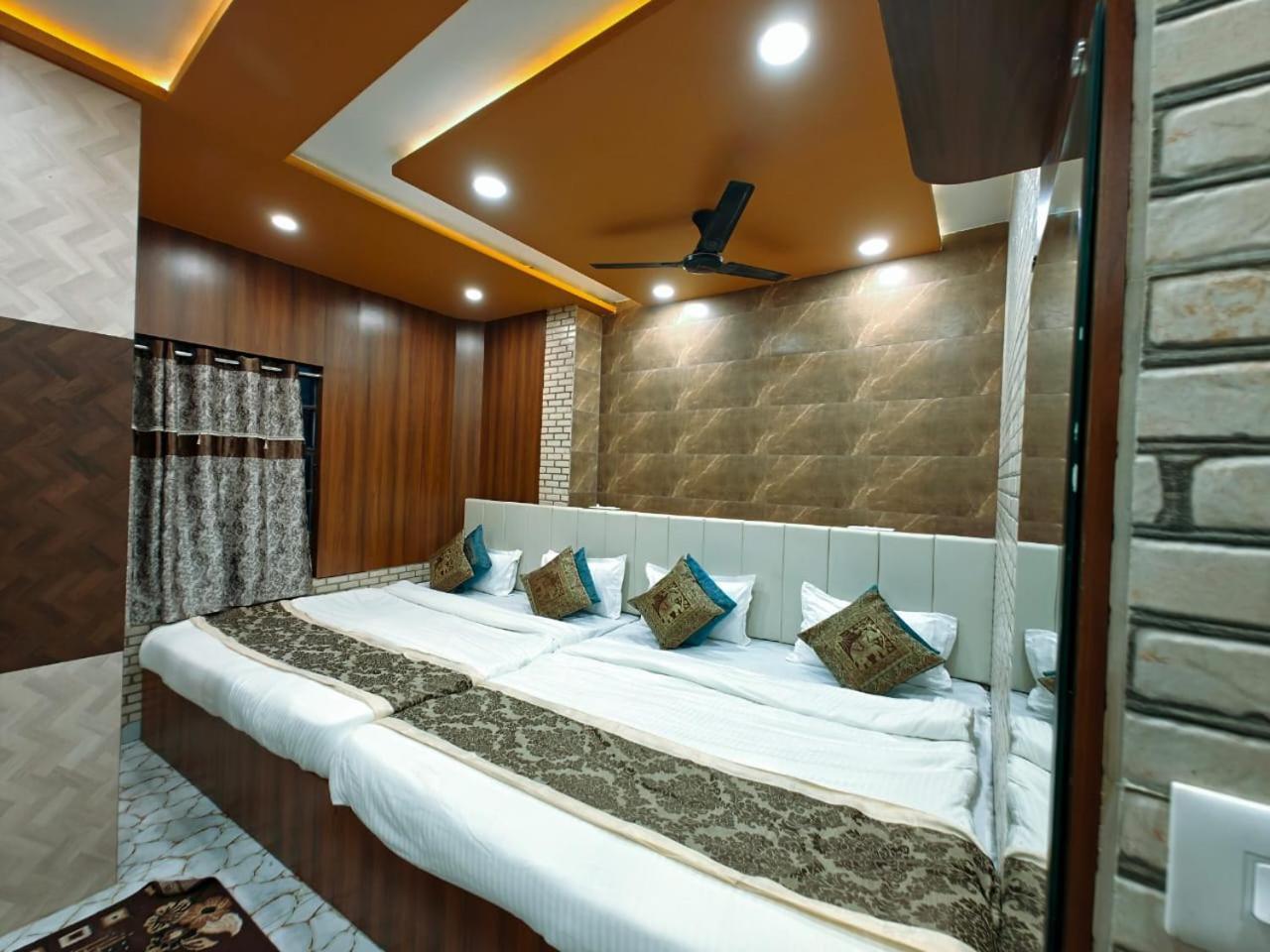 Shri Kailash Pati Guest House- Opposite Kashi Vishwanath Temple Varanasi Bagian luar foto