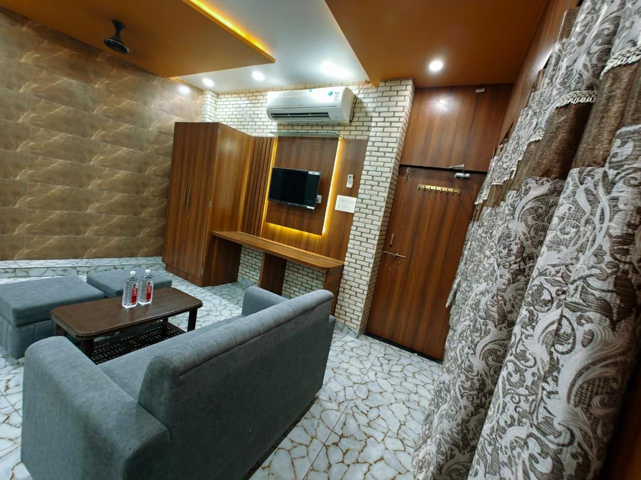 Shri Kailash Pati Guest House- Opposite Kashi Vishwanath Temple Varanasi Bagian luar foto