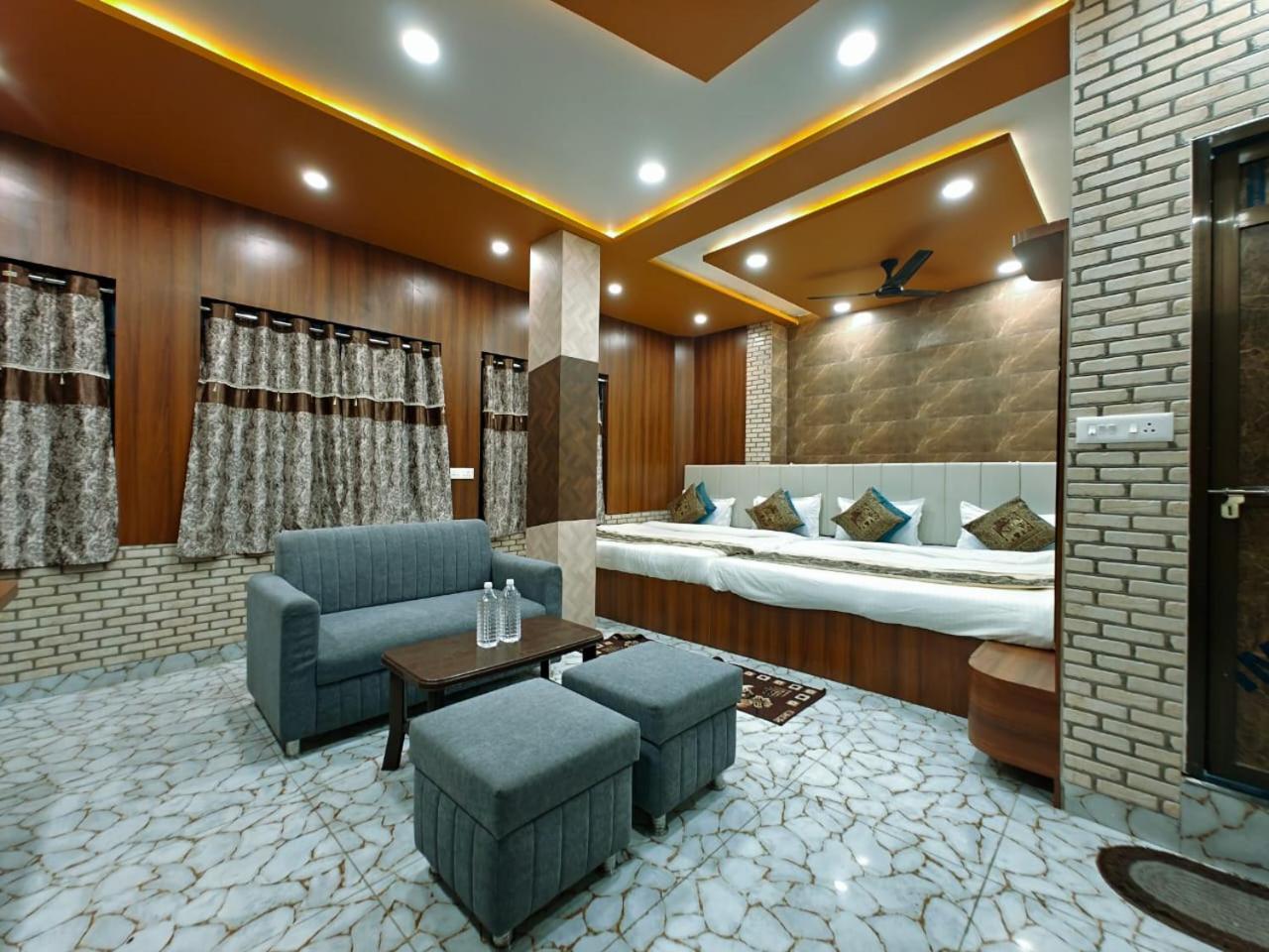 Shri Kailash Pati Guest House- Opposite Kashi Vishwanath Temple Varanasi Bagian luar foto