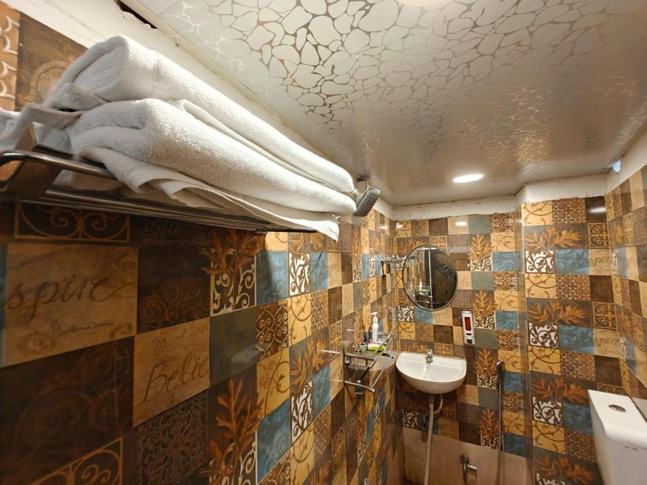 Shri Kailash Pati Guest House- Opposite Kashi Vishwanath Temple Varanasi Bagian luar foto